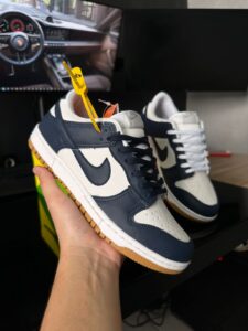 NIKE SB DUNK LOW